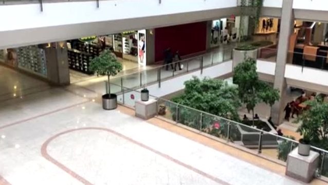 Birçok sektörü olumsuz etkileyen koronavirüs tehdidi, alışveriş merkezlerini de vurdu