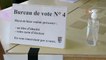 - Fransa'da korona salgınının gölgesinde yerel seçimler yapılıyor- Seçim merkezinde el...