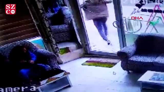 Fark etmediği cam kapıyı kırarak dışarı çıktı