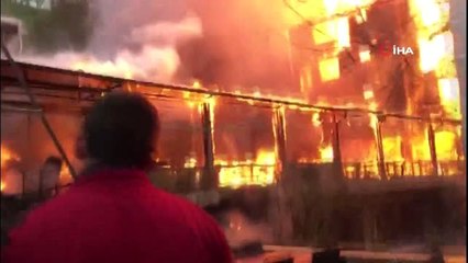 Alev alev yanan 4 katlı ahşap bina küle döndü