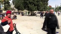 - Kudüs’te korona salgını nedeniyle camiler kapatıldı- Müslümanlar namazları cami avlularında kılıyor