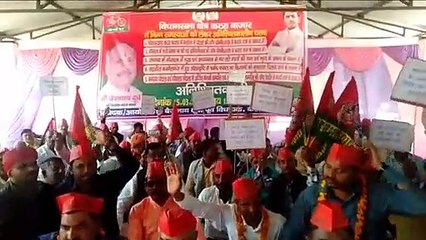 गोंडा: मनरेगा घोटाले के लिए सीबीआई जांच की मांग, धरने पर लोग