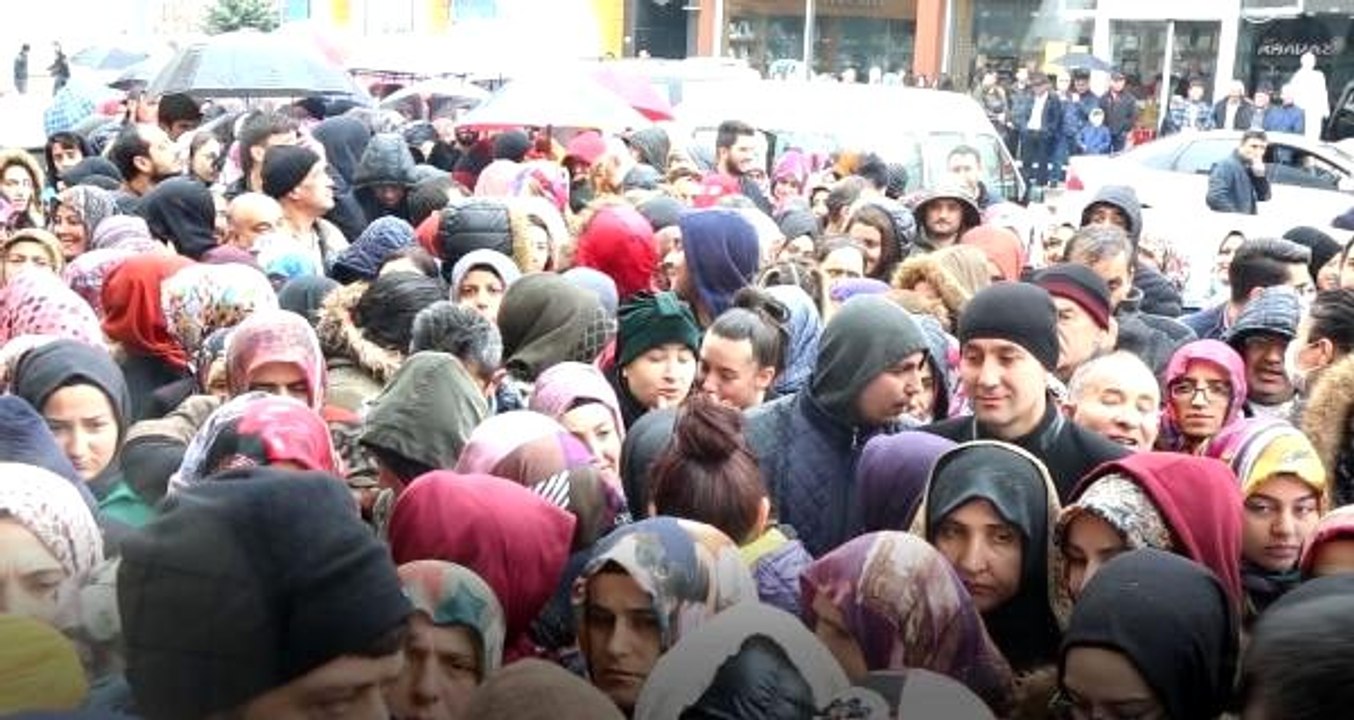Sivas'ta koronavirüs tehlikesine rağmen mağaza açılışında izdiham yaşandı