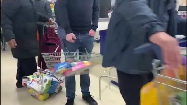 Aglomeraciones en los supermercados británicos ante el miedo a la expansión del coronavirus
