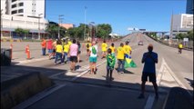 Manifestantes fecham ponte para ató pró-Bolsonaro