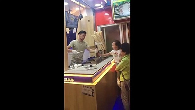 Cette fillette va détester ce vendeur de glace pour le restant de sa vie
