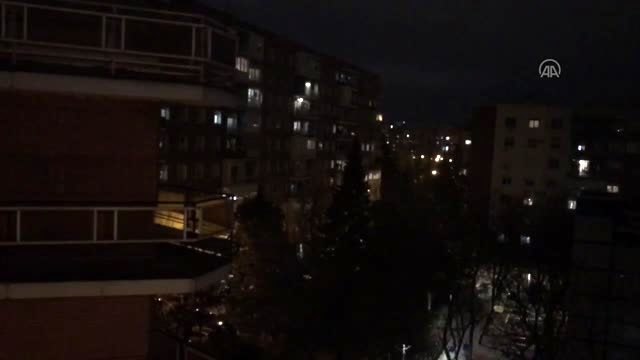 İspanyollardan koronavirüse karşı mücadele eden sağlık personellerine destek