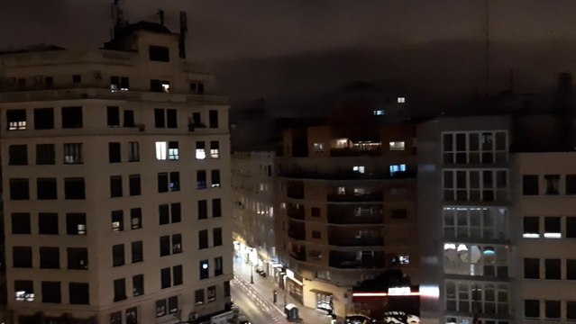 Suena el himno de València tras los aplausos de los sanitarios y otros colectivos por el Coronaviru