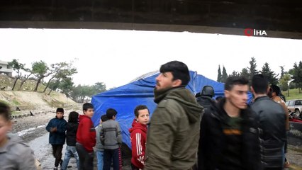 Suriyeliler M4 karayolunda devriye atan Rus askerlerini protesto etti