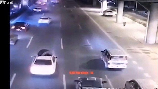 Regardez où ce pneu de camion va atterrir !