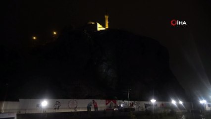 Yamaçtan kopan kaya parçası il müdürlüğünün bahçesine düştü