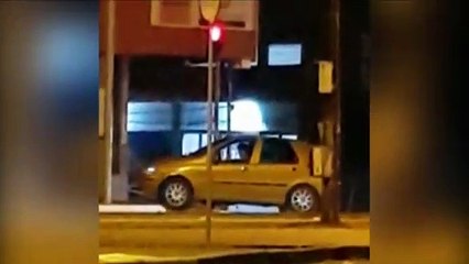 Motorista perde controle, sobe em calçada e quase atinge fachada de empresa no Centro