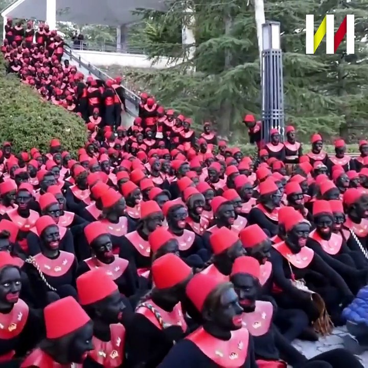 Le footballeur Andrés Iniesta encourage une tradition raciste en Espagne.