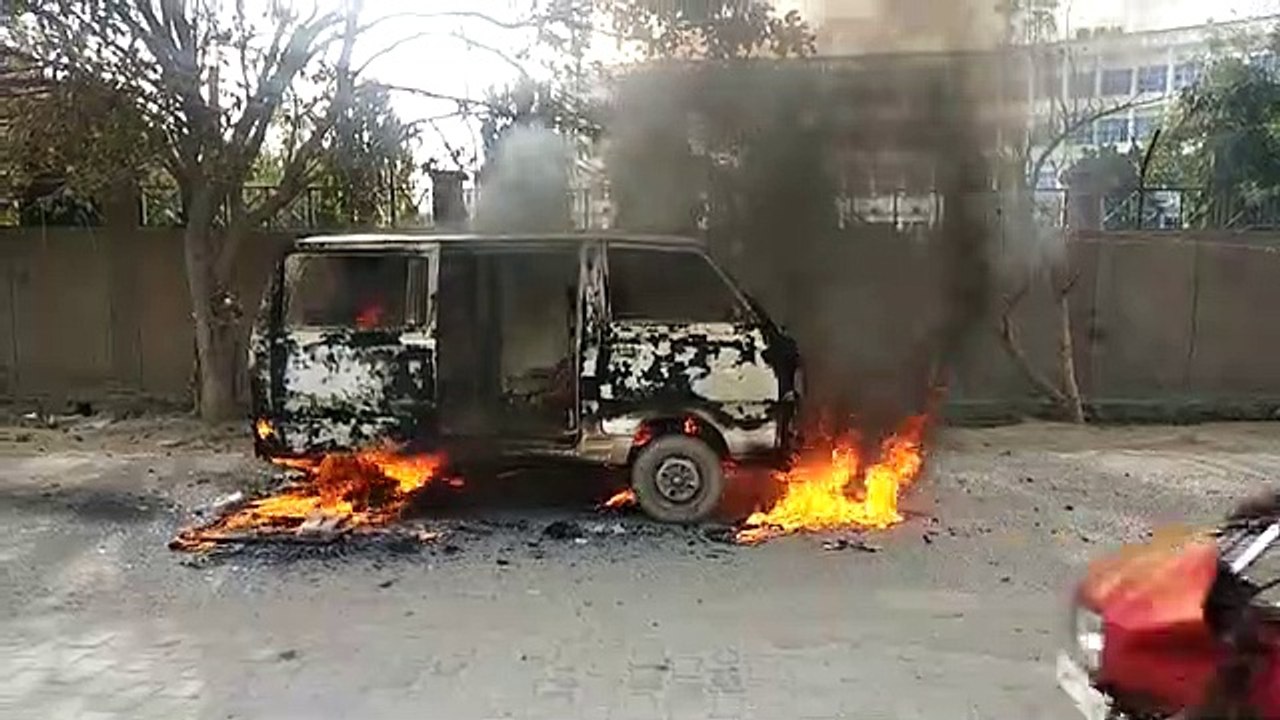 कानपुर: चलती वैन बनी आग का गोला, चालक ने कूदकर...
