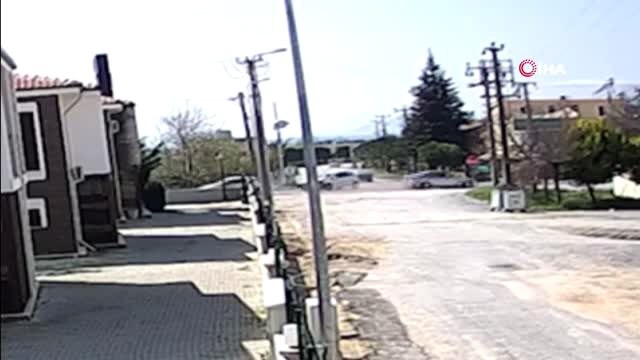 Kuşadası'nda 3 otomobilin çarpıştığı kaza güvenlik kameralarına yansıdı