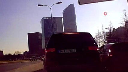 İstanbul'da inatçı sürücülerin yol kavgası kamerada