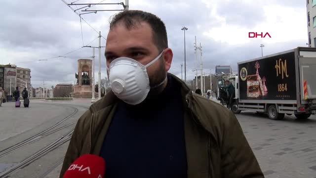 TAKSİM MEYDANI'NDA VATANDAŞLARIN MASKELİ VE ELDİVENLİ KORANAVİRÜS ÖNLEMİ
