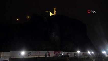 Yamaçtan Kopan Kaya Parçası İl Müdürlüğünün Bahçesine Düştü