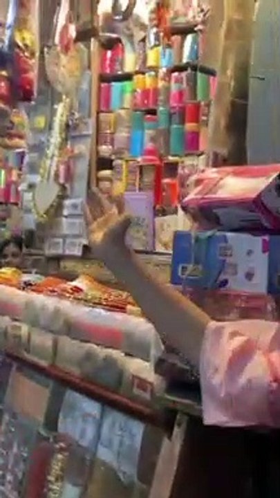 बनारस की विश्वनाथ गली में रिपोर्टर बनीं सारा
