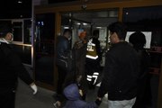 Koronavirüs karantinasına alınan 3 kişi hastaneden kaçtı, çalışma başlatan polis ekipleri şahısları yakalayarak hastaneye geri gönderdi