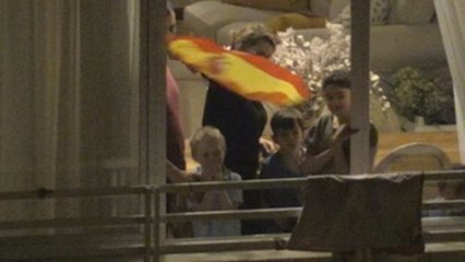 España vuelve a dar un aplauso multitudinario a sus sanitarios