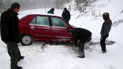 Kar yağışı ulaşımda aksamalara yol açıyor