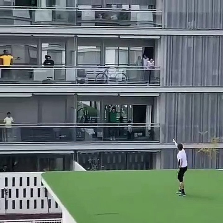 Face au Coronavirus, ils s’entrainent depuis leur balcon en suivant les instructions du coach qui mène les mouvements sur un toit.