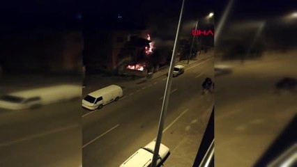 Niğde 2 katlı metruk bina alev alev yandı