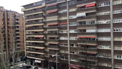 El trompetista que ameniza la cuarentena desde el balcón en Pamplona