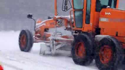 İlkbahar'da Domaniç’te kar yağdı, yollar kapandı