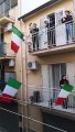 Coronavirus : Des citoyens Italiens passe leur temps en chantant dans leurs balcons