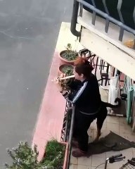 Contre le stress du COVID-19, une italienne joue de la flûte