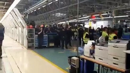 Insurrección en la fábrica de Mercedes-Benz en Vitoria: empleados exigen el cierre por coronavirus