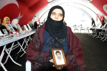 HDP önündeki evlat nöbetine bir aile daha katıldı