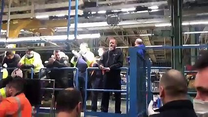 Los trabajadores de Mercedes Benz se plantan: "No se puede hacer ni un vehículo más"