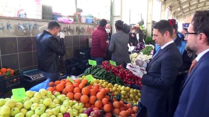 Tedbirler kapsamında pazarcılara eldiven ve maske dağıtıldı