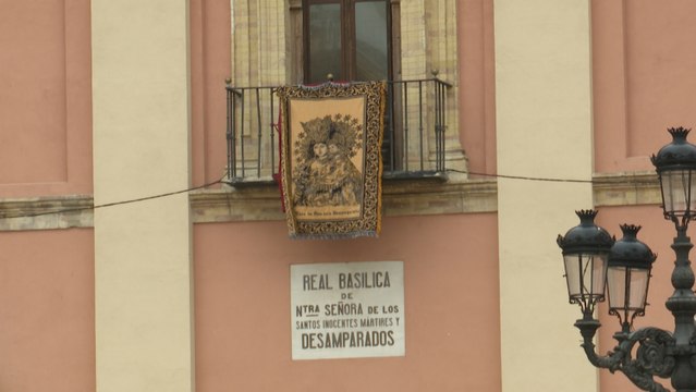 Basílica de València cuelga imágenes de la Virgen de los Desamparados