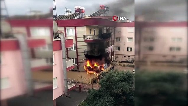 Balkon alev topuna döndü, mahalleli panik yaşadı