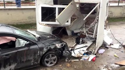 Otomobil güvenlik kulübesine çarptı: 5 yaralı