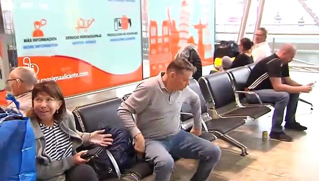 Miles de turistas abandonan España por miedo al cierre definitivo de fronteras