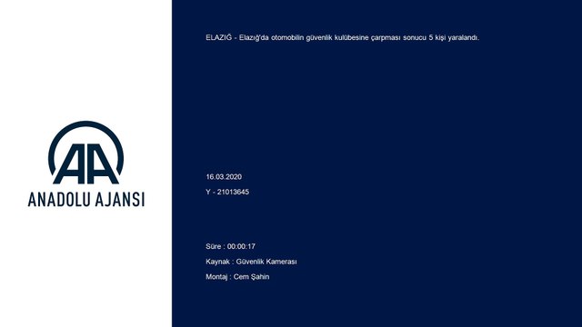 Otomobil güvenlik kulübesine çarptı: 5 yaralı - Güvenlik kamerası - ELAZIĞ