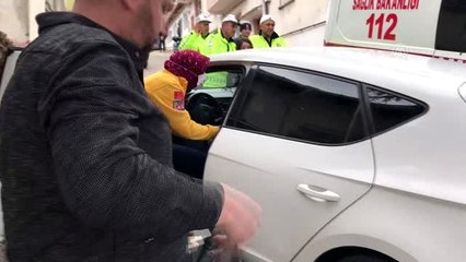 Otomobil evin bahçe duvarına çarptı: 1 yaralı