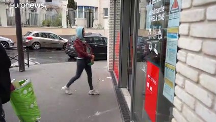 شاهد: طوابير طويلة أمام المراكز التجارية في فرنسا لاقتناء المواد الغذائية