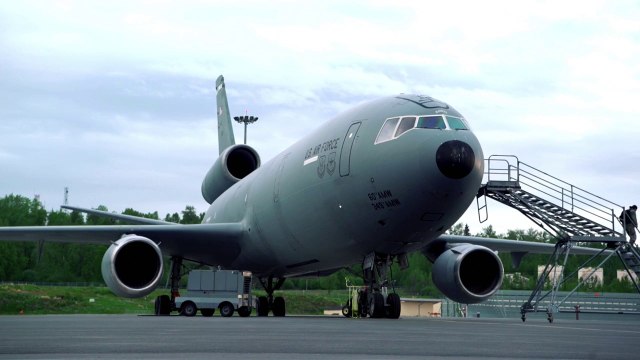 Awesome military_video KC-135 Stratotanker in Action Refueling F-18 and B-2 Spirit