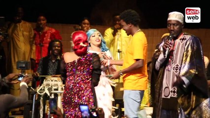 Waly Seck arrose Oumou Sow de billets.