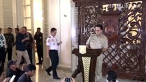 Petugas medis menggunakan pakaian pelindung saat mengontrol ruangan khusus untuk wabah virus corona.