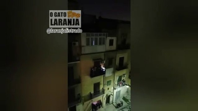 DJ faz apresentacao na varanda para vizinhos de quarentena