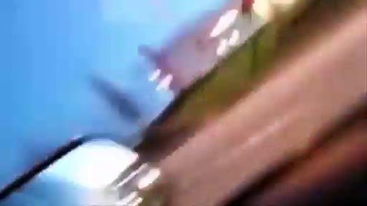 Un karma instantané : le chauffeur était occupé à insulter un automobiliste et a fini par heurter la voiture devant lui.