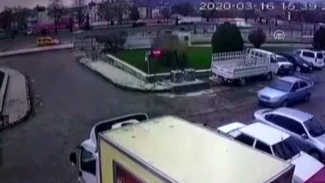 Otomobil güvenlik kulübesine çarptı: 5 yaralı - Güvenlik kamerası