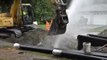 Un ouvrier perce un tuyau d'eau en creusant dans le jardin... oups
